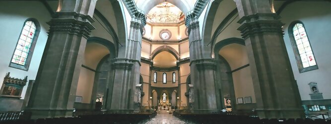 Stadt Urlaub Florenz - Die erste Basilika, die ihr euch in Florenz auf alle Fälle anschauen solltet, ist die Basilica di Santa Maria Novella im Nordwesten der Altstadt, gleich gegenüber des Hauptbahnhofes von Florenz.